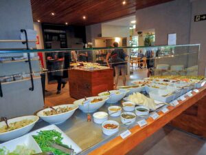 Parcial do buffet, que prima pela oferta de comidas leves tais como saladas variadas.