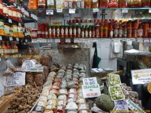 Mercadorias embaladas não conseguiram abafar aquele perfil das quitandas de antigamente, e talvez por isso atraem consumidores. Eu, adoro!