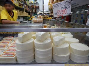 Neste mercado o consumidor encontrará queijos de vários tipos e, obviamente, o famoso queijo de minas é o que mais se vê. Este queijo é preparado de duas maneiras diferentes: poderá ser frescal - a versão mais macia e ainda dessorando - e padrão. Nesta modalidade o queijo é seco - e por isso sua massa é mais resistente -, e sua casca é amarelada e endurecida.