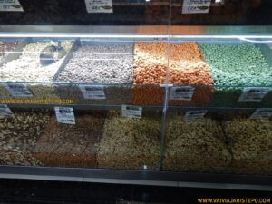 Amendoins, castanhas de caju, amêndoas torradas com e sem casca, nozes e castanhas do Pará encontramos em vários boxes do mercado.