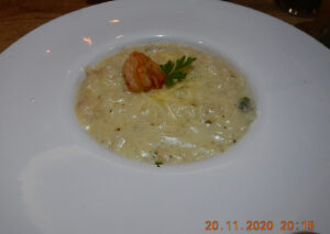 Esta sugestão prometia ser um risoto de camarão. O arroz compareceu ao prato, mas o camarão foi só para ilustrá-lo.