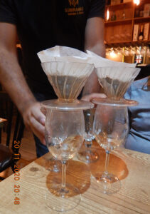 O cafezinho foi preparado em nossa mesa, da maneira mais original possível.; 