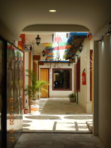 A entrada da vila propriamente dita.