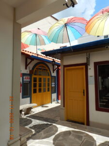 A inclusão de guarda-chuvas na decoração ampliou o aspecto descontraído da vila, além de oferecer uma sombrinha (sem trodilhos!) para amenizar o calor das horas mais quentes. 