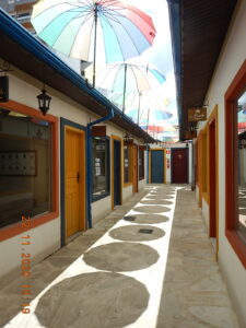 A arquitetura é padronizada, e a pintura de portas e molduras de janelas, pelo que percebi, foram  coloridas com os mesmos tons de amarelo e vermelho.