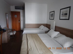 Quarto bem composto com frigobar e TV, e colchões e travesseiros confortáveis. Roupa de cama limpa. 