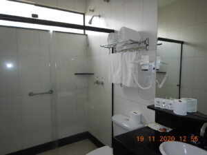 O banheiro é bem grande e estava municiado fartamente com sabonetes, shampoo, toalhas de rosto e banho e papel sanitário. Secador de cabelo, box grande. Chuveiro com pouca queda d'água, mas suficiente para tomarmos banho e isso é o que interessa. Um secador de cabelo funcionou plenamente. 