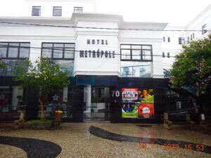 A entrada principal do Hotel Metrópole.
