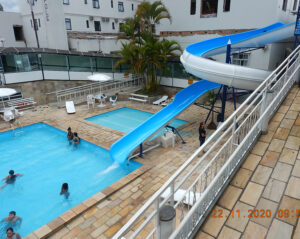 Piscinas externas para adultos e crianças. Porém, devidamente climatizadas.