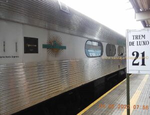 O trem é composto por 21 vagões. Dentre eles, há diversas categorias a sua escolha. Interessante ressaltar que há vagões onde pessoas podem viajar com seus animais de estimação.