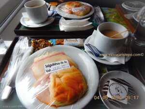 O lanche farto e saboroso que nos serviram no vagão especial.