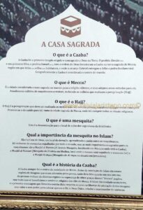 Algumas das principais perguntas comumente efetuadas pelos não muçulmanos fazem parte de um dos painéis.