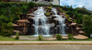 Da janela do trem saquei esta foto e o passeio terminou. Se permanecessemos mais 20 minutos neste centro de compras, haveria tempo suficiente para visitarmos toda a plataforma e, quem sabe, saborearmos um quitute gostoso como só o mineiro sabe fazer; mas, nem deu tempo de saber onde estavam vendendo.